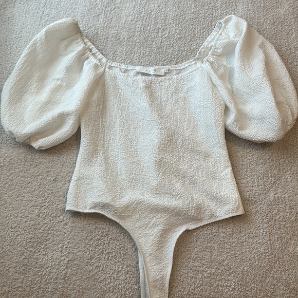 ASTR Puff Sleeve Textured Bodysuit - Picture 4 of 9
